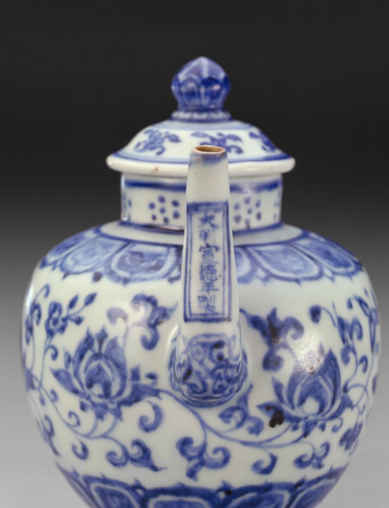 图片[3]-Blue and white vase with tangled branches and lotus patterns-China Archive